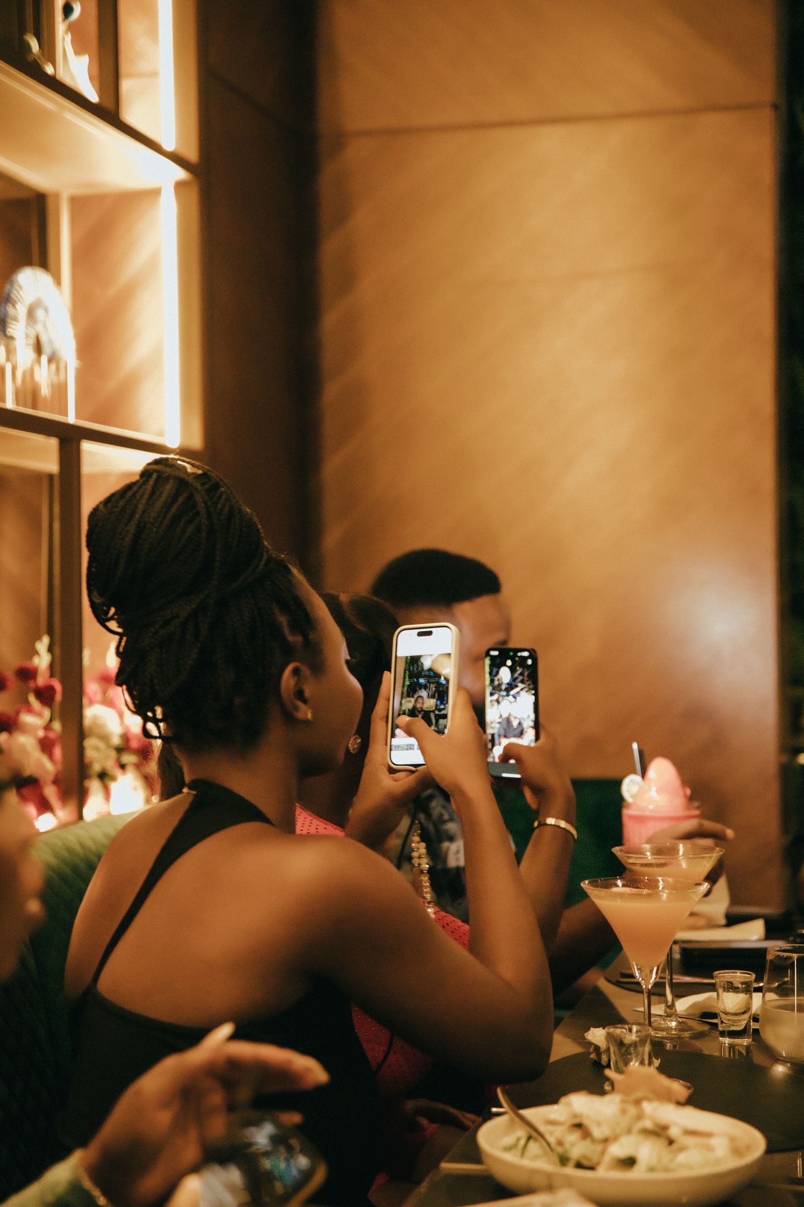 Clientes au restaurant utilisant leur smartphone après leur expérience