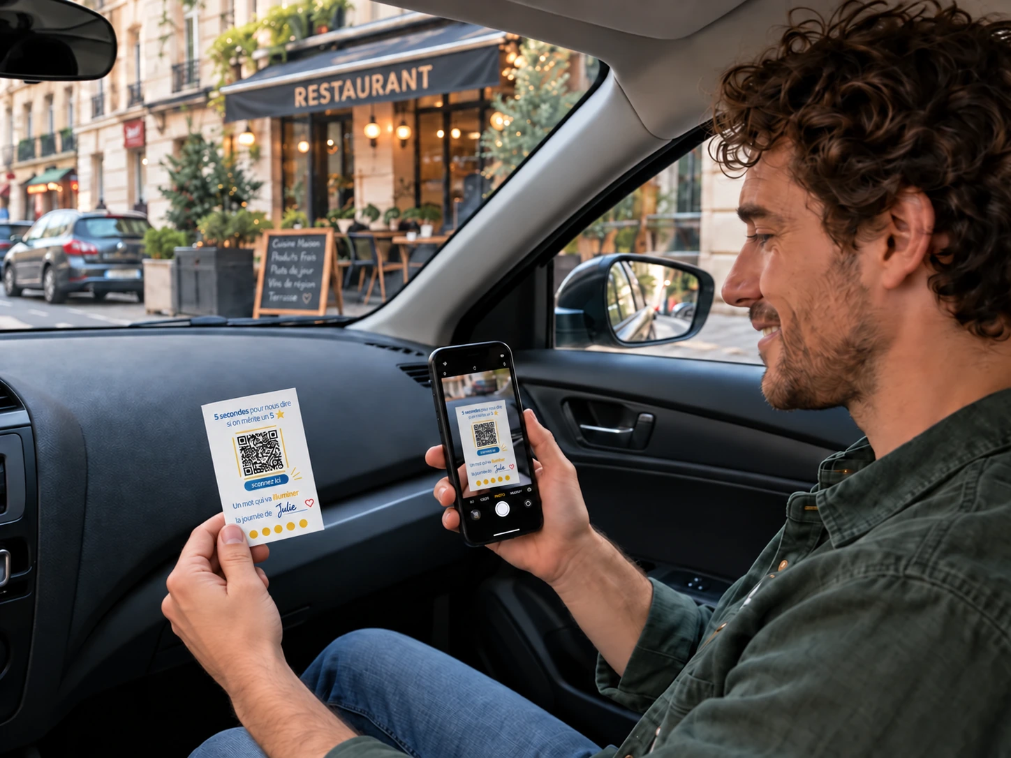 Le client scanne la carte UltimeBoost avec son téléphone dans une voiture à l’arrêt devant le restaurant.